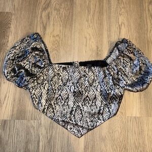 ⭐️Forever‎ 21 Black and Gray Snake Print Blouse⭐️